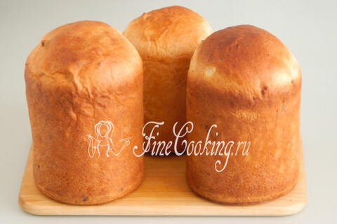 Румяные пасхальные куличи с медом, выложенные в ряд.