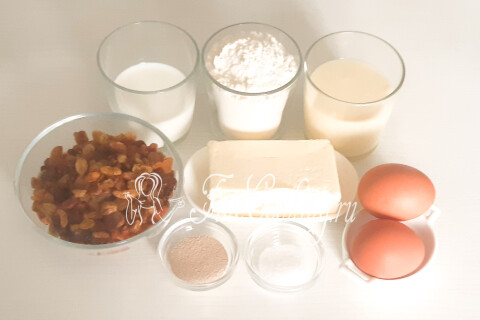 Продукты для куличей: мука, сгущённое молоко, молоко, сливочное масло, изюм, яйца, дрожжи и соль.