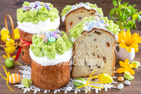 Готовые пасхальные куличи со сгущёнкой и изюмом на праздничном столе.