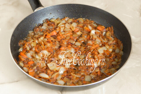 Лук с морковью, тушащиеся под крышкой до мягкости, со щепоткой мускатного ореха