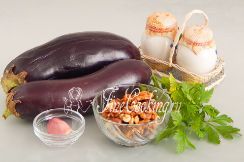 Продукты для пасты из баклажанов: баклажаны, грецкие орехи, петрушка, чеснок, соль и перец