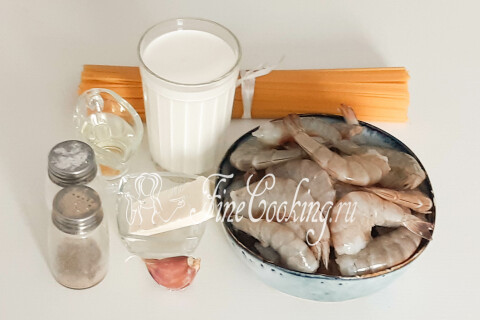 Продукты для пасты с креветками: спагетти, креветки, сливки, масло и чеснок