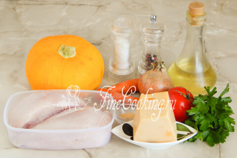 Продукты для фаршированных патиссонов: патиссоны, куриная грудка, сыр, лук и морковь.