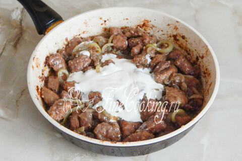 Печень с луком и сметаной, перемешанная на сковороде