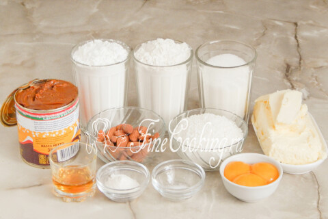 Продукты для печенья Альфахорес: мука, кукурузный крахмал, сгущёнка, масло, желтки, сахар, кокосовая стружка и коньяк