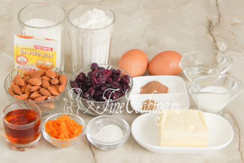 Продукты для бискотти: мука, яйца, сахар, масло, миндаль, клюква, ликёр Амаретто и специи