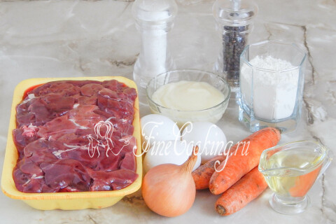 Продукты для печёночного торта: куриная печень, морковь, лук, яйца, мука, сметана и майонез