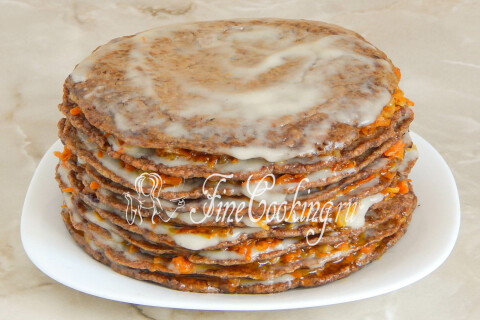Слои печёночных блинчиков с майонезом и морковно-луковой начинкой на тарелке