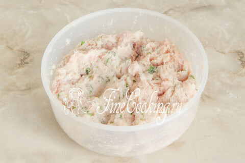 Готовая мясная начинка для пельменей в миске после перемешивания.