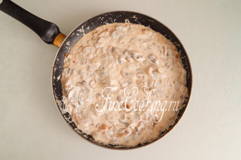 Грибная начинка со сливками и сыром, прогреваемая на плите в сковороде.