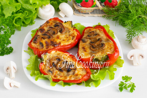 Перец, фаршированный грибами и сыром, на тарелке.