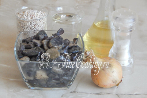 Продукты для перловки с грибами: крупа, вода, лесные грибы, лук и масло
