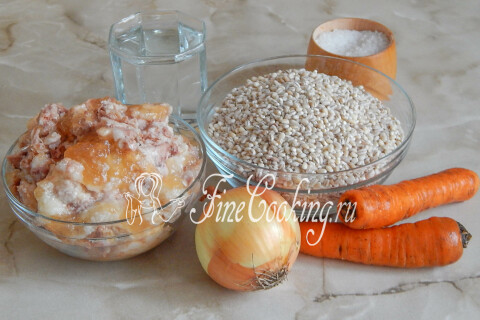 Продукты для перловки с тушёнкой: перловая крупа, тушёнка, морковь, лук и вода