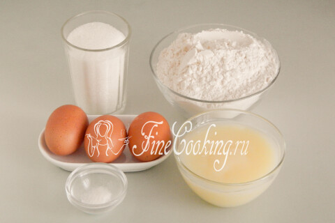 Продукты для песочного печенья на смальце: пшеничная мука, свиной жир, сахар, куриные яйца и ванилин