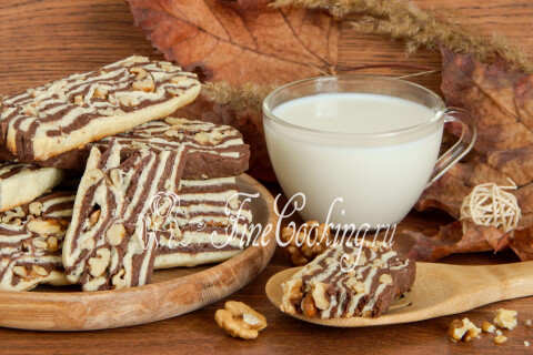 Печенье с орехами на столе рядом с чашкой горячего чая