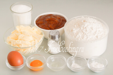Продукты для песочных полосок: мука, сливочное масло, сахар, яйца, сода, лимонный сок и повидло