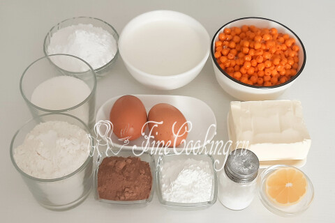 Продукты для песочного пирога с облепихой: мука, масло, яйца, какао, облепиха, сливки, крахмал, сахар.