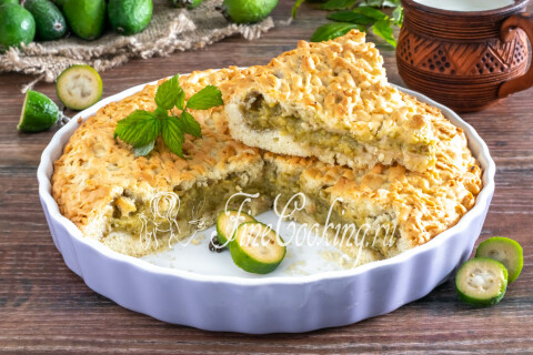 Остывший тёртый пирог с фейхоа, нарезанный аккуратными кусочками.