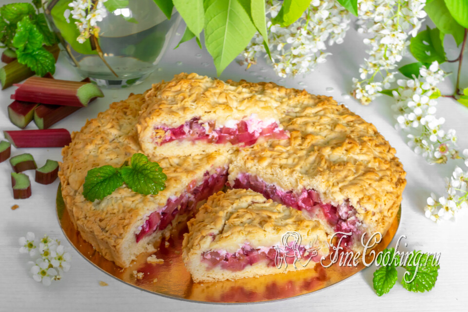 Песочный (тертый) пирог с ревенем и сметаной в духовке — готовое блюдо