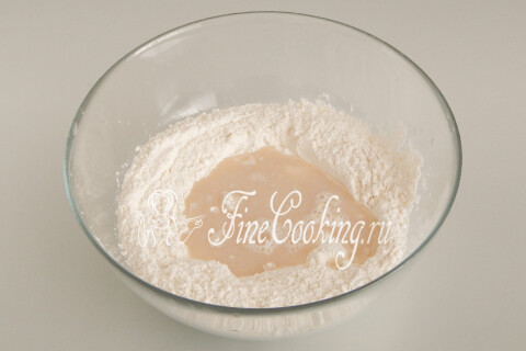 Дрожжевая вода, вливаемая в углубление мучной смеси