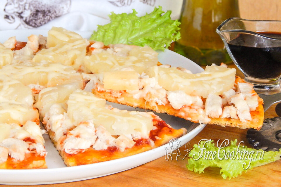 Пицца с курицей и ананасами — готовое блюдо