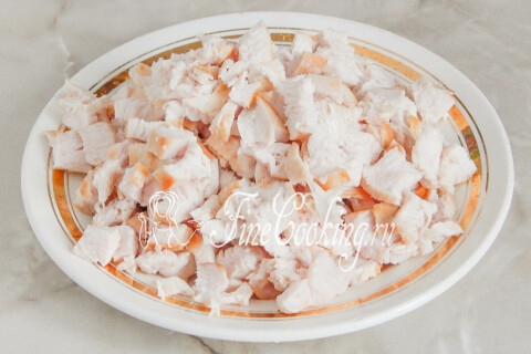 Обжаренная куриная грудка нарезана средними кусочками
