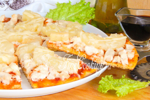 Румяная пицца с курицей и грибами на деревянной доске
