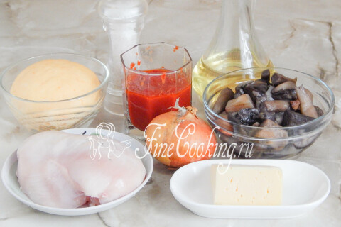 Продукты для пиццы с курицей и грибами: тесто, куриная грудка, грибы, лук и сыр