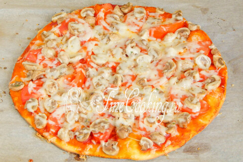 Готовая пицца с маринованными шампиньонами и румяной сырной корочкой
