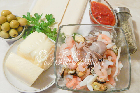 Продукты для пиццы с морепродуктами: слоёное тесто, морской коктейль, моцарелла, твёрдый сыр и оливки