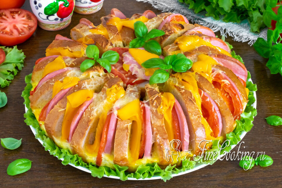 Пирог из батона с колбасой, сыром и помидорами — готовое блюдо