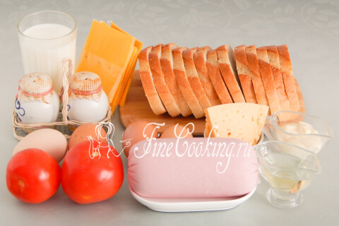Продукты для пирога из батона: колбаса варёная, помидоры, плавленый и полутвёрдый сыр, яйца и молоко.