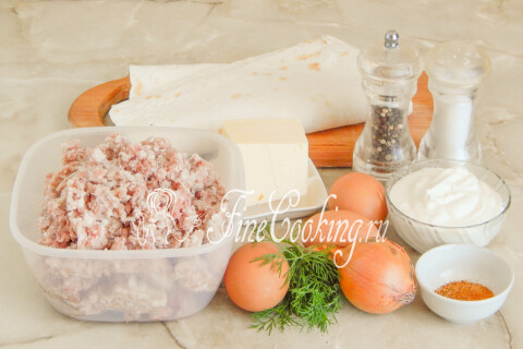 Тонкий лаваш, мясной фарш, куриные яйца, сметана, сыр, репчатый лук, укроп, соль и перец для пирога.