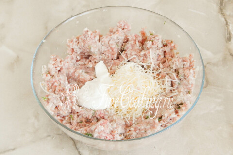 Мясной фарш, перемешиваемый руками со сметаной и тёртым сыром.