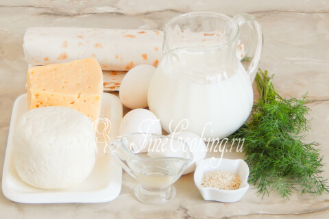 Продукты для пирога из лаваша с сыром: тонкий лаваш, сулугуни, российский сыр, кефир, яйца и укроп