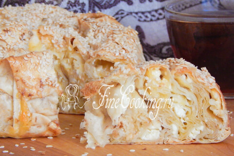 Теплый пирог из лаваша с сыром, поданный к сладкому чаю