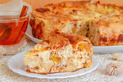Пирог из лаваша с творогом и персиками, нарезанный порционным куском