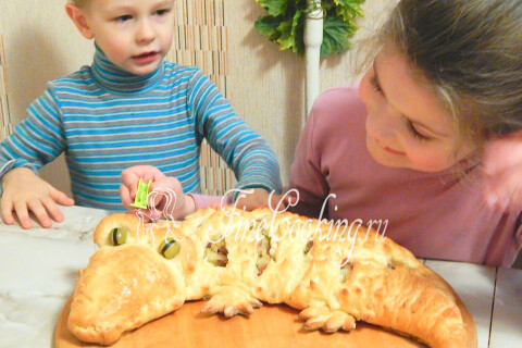 Угощение детей пирогом Крокодил — блюдо пришлось малышам по вкусу