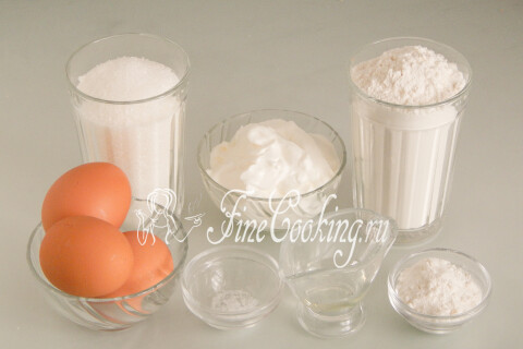Продукты для пирога на сметане: мука, сахар, сметана, яйца, разрыхлитель, соль и масло