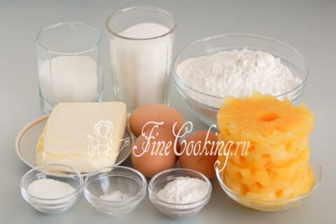 Продукты для ананасового пирога: консервированные ананасы, мука, яйца, масло и молоко