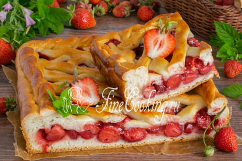 Остывшая выпечка с клубникой, нарезанная порционными кусочками на доске