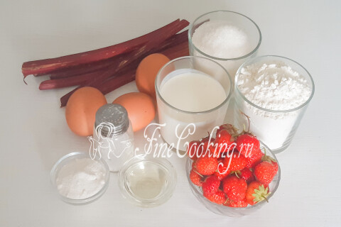 Продукты для пирога с клубникой и ревенем: пшеничная мука, яйца, сахар, сметана и разрыхлитель.