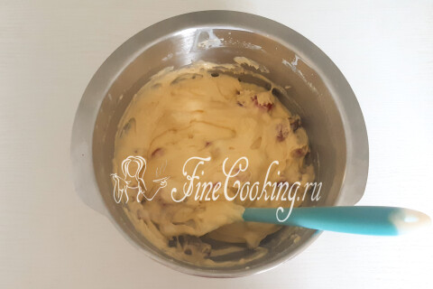 Тесто с клубникой и ревенем, равномерно перемешанное в миске.