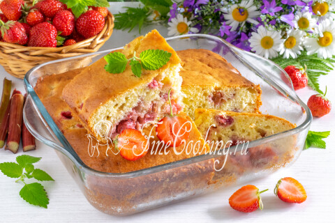 Разрезанный пирог с клубникой и ревенем на порционные кусочки, подача к чаю.