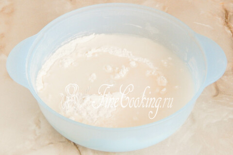 Мучная смесь с углублением в центре, залитым тёплой водой.