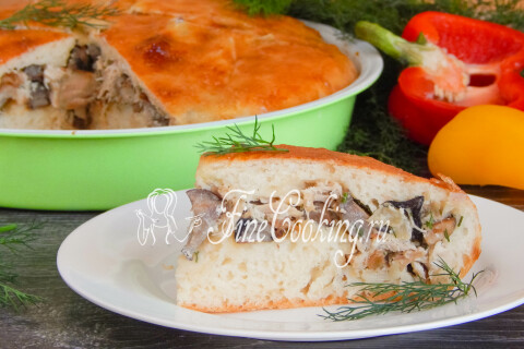 Разрезанный пирог с курицей и грибами, поданный кусками на тарелке.