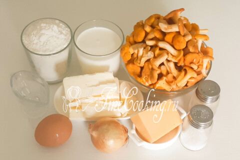 Продукты для пирога с лисичками: мука, масло, лисички, яйца, сливки, сыр и лук.