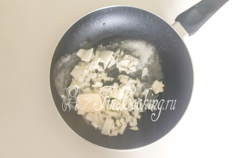 Лук, нарезанный мелким кубиком, выложен в сковороду с растопленным маслом.
