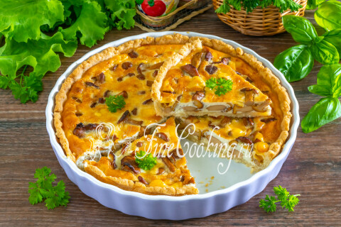 Пирог с лисичками, разрезанный на порционные кусочки — рассыпчатое тесто и грибная начинка.