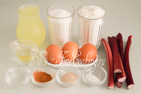 Продукты для пирога с ревенем: мука, сыворотка, ревень, яйца, сахар и корица